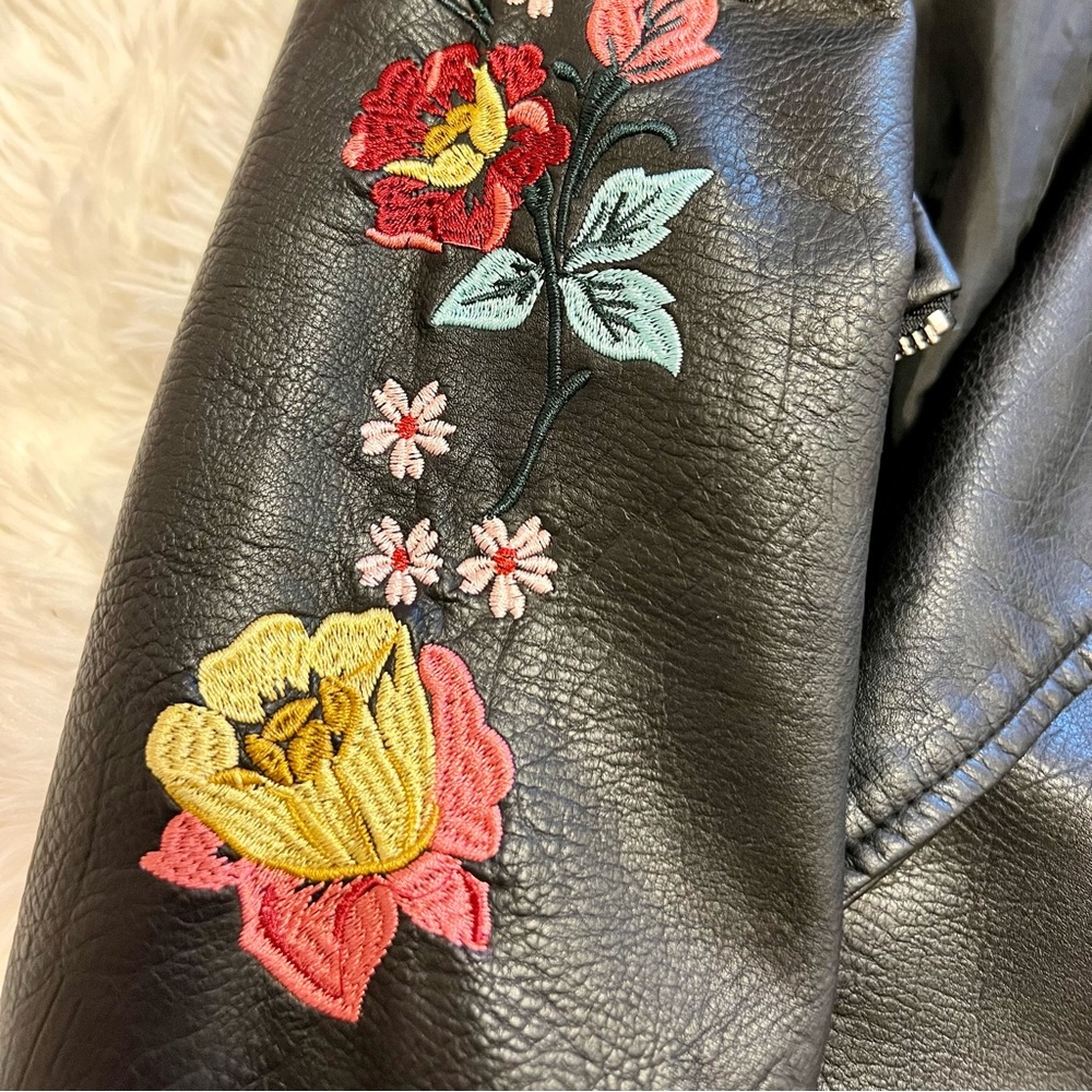 Holly Bracken Moto Faux Leather Jacket - black with floral embroidery - size M - Picture 5 of 9